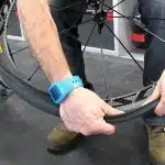 Comment changer le pneu de votre vélo en toute simplicité astuces et conseils pratiques