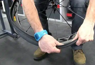 Comment changer le pneu de votre vélo en toute simplicité astuces et conseils pratiques