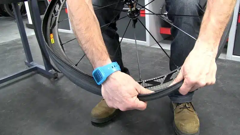 Comment changer le pneu de votre vélo en toute simplicité astuces et conseils pratiques