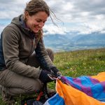 Femme en plein préparatif de parapente en nature