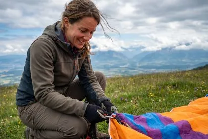Femme en plein préparatif de parapente en nature