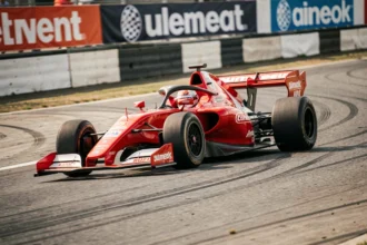 Voiture de course monoplace en pleine action sur un circuit automobile lors d'un week-end de compétition